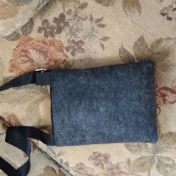 EUC Felt Two Pocket Adjustable Shoulder Crossbody Bag - Picture 5 of 10